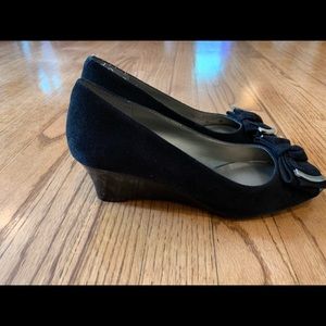 Bandolino black suede wedges